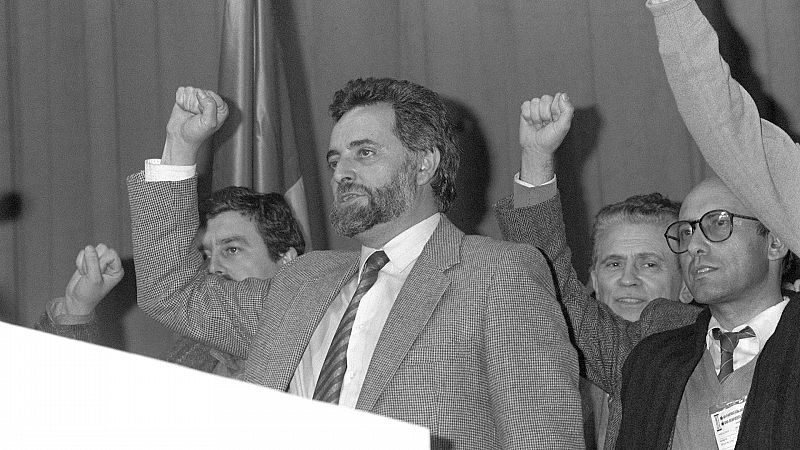 El Comité central del PCE elige a Julio Anguita nuevo secretario general, en sustitución de Gerardo Iglesias, en febrero de 1988.