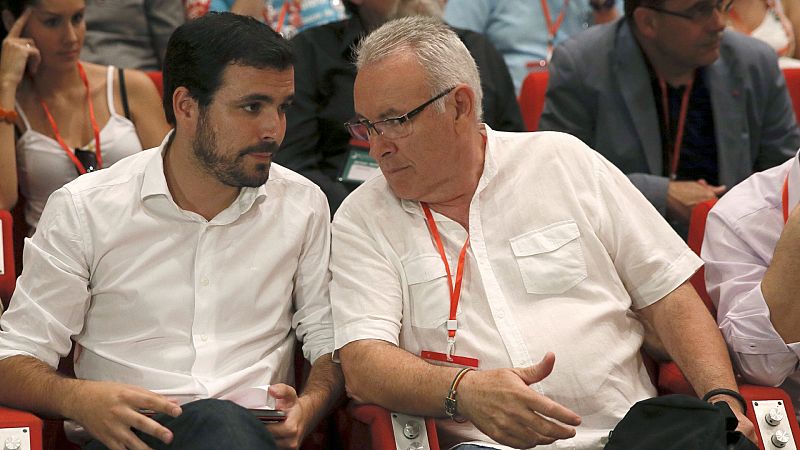 Alberto Garzón toma el relevo de Cayo Lara al frente de Izquierda Unida el junio de 2016.