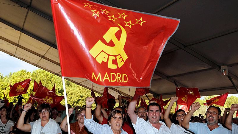 Militantes comunistas saludan con el puño en alto durante las celebraciones de la fiesta del PCE en la localidad madrileña de San Fernando de Henares.