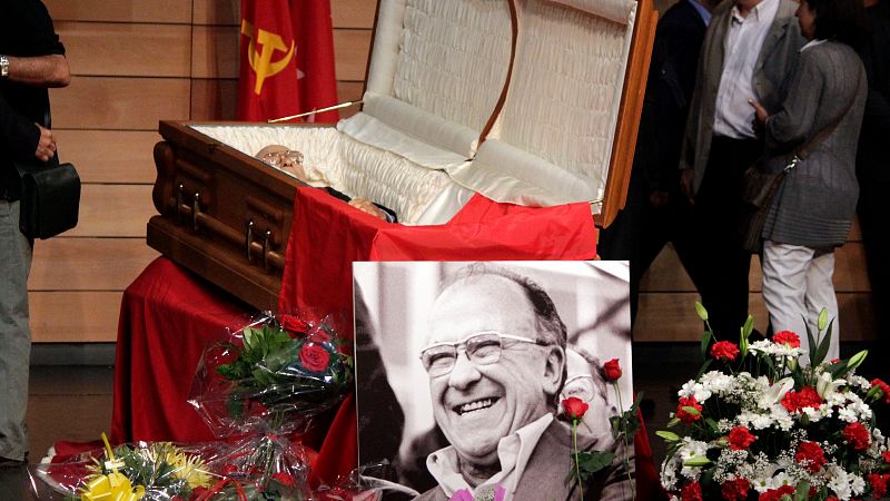 Féretro con los restos mortales de Santiago Carrillo, durante la capilla ardiente instalada en la sede de CC.OO. en Madrid, en septiembre de 2012.