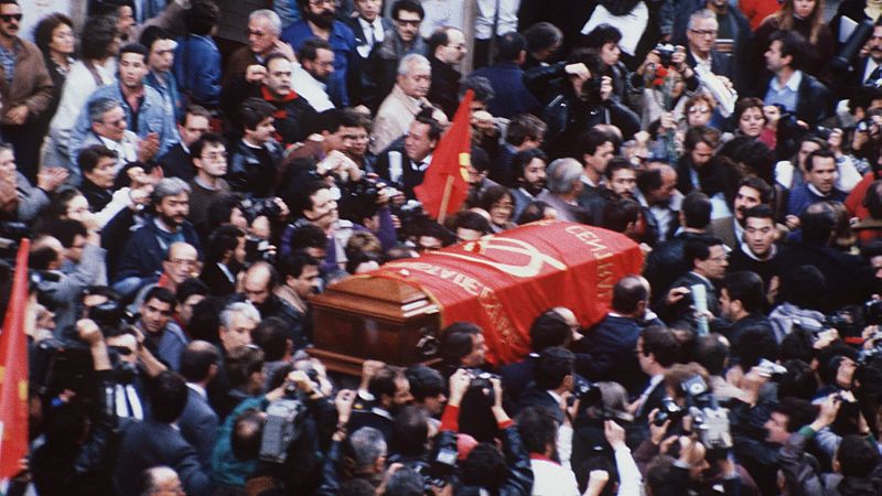 Miles de personas acompañan el féretro con los restos mortales de Dolores Ibárruri 'La Pasionaria', el 16 de noviembre de 1989.