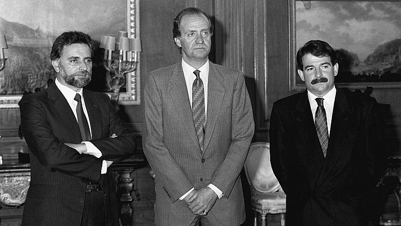 Juan Carlos I recibe en Zarzuela al secretario general del PCE, Julio Anguita, y a su predecesor, Gerardo Iglesias, en abril de 1988.