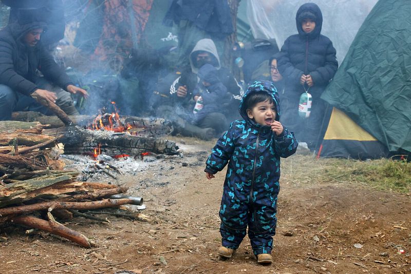 Entre los migrantes atrapados en la frontera hay familias enteras con niños de corta edad. Leonid Scheglov/BelTA/via REUTERS 