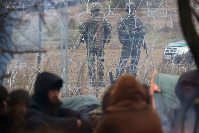 Al otro lado de la valla fronteriza, Polonia ha desplegado a 15.000 efectivos, incluyendo al Ejército, para impedir que los migrantes crucen la frontera.Ramil NASIBULIN / BELTA / AFP