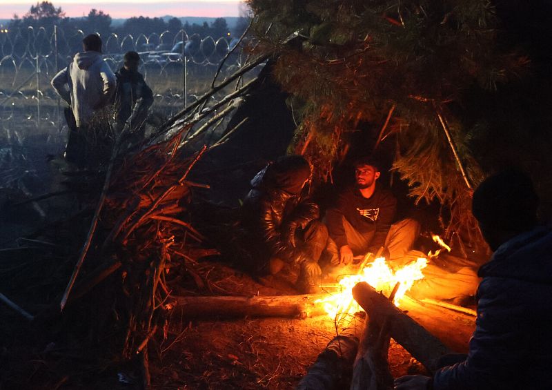 Quienes permanecen en la frontera han improvisado cabañas y hogueras con la vegetación de los bosques circundantes. En esta región de Bielorrusia, Grodno, las temperaturas pueden bajar de cero grados la próxima semana. Ramil NASIBULIN / BELTA / AFP