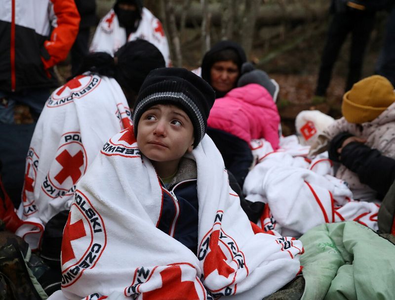 Algunos consiguieron cruzar la frontera a comienzos de semana, cuando la vigilancia no era tan fuerte, como este grupo de personas que fue interceptado por las fuerzas de seguridad en un bosque cerca de Narewka (Polonia).  REUTERS/Kacper Pempel