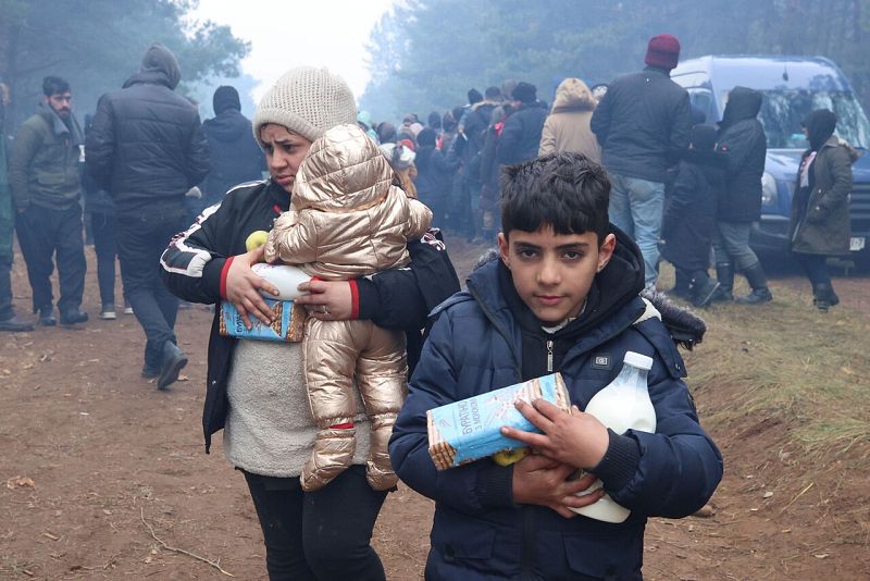 La Cruz Roja bielorrusa y el Consejo de la República han repartido comida entre los refugiados. Leonid Scheglov/BelTA/via REUTERS 