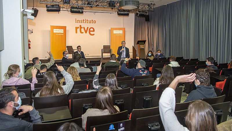 Charla distendida con los alumnos del Instituto RTVE