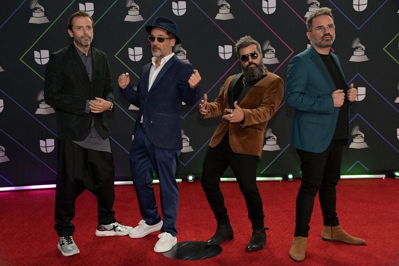 La banda indie Love of Lesbian en la alfombra roja de los Grammy Latinos 2021