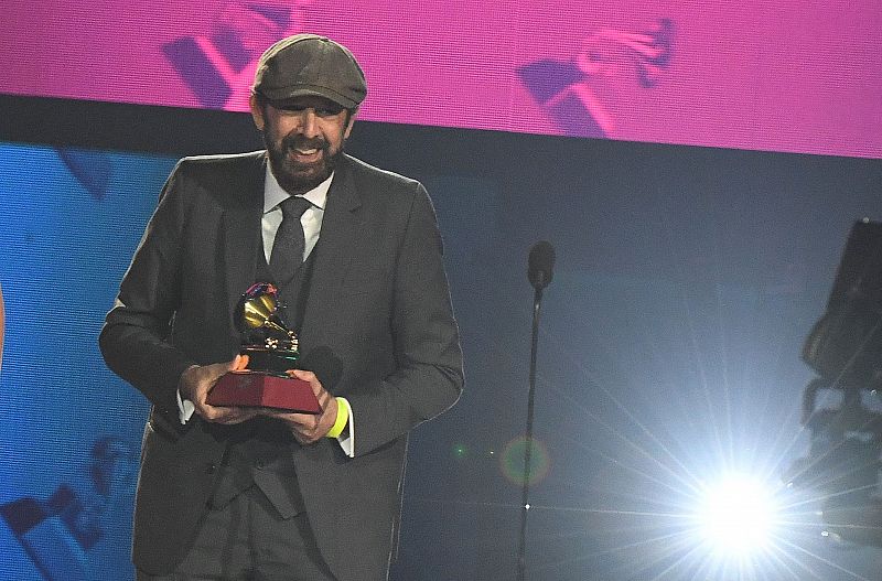 El dominicano Juan Luis Guerra acepta el premio al mejor álbum de pop tradicional por 'Prive'