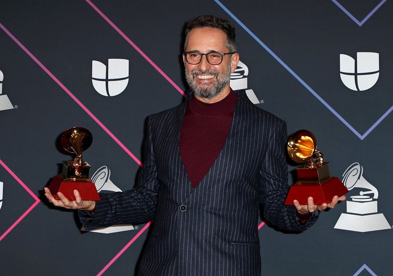 Jorge Drexler sostiene sus premios a la 'Mejor Canción Alternativa' y a la 'Mejor Canción Pop/Rock'