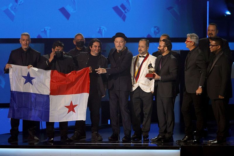 Ruben Blades (5º I) acepta el premio al Álbum del Año