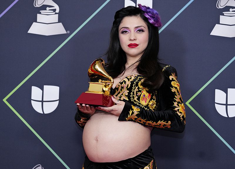 Mon Laferte posa con orgullo con su premio durante la alfombra del MGM Grand Garden Arena de Las Vegas.