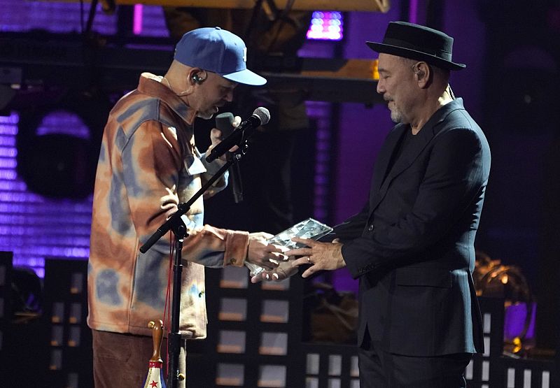 Residente conmueve a los espectadores tras entregar uno de los Latin Grammy a Ruben Blades.