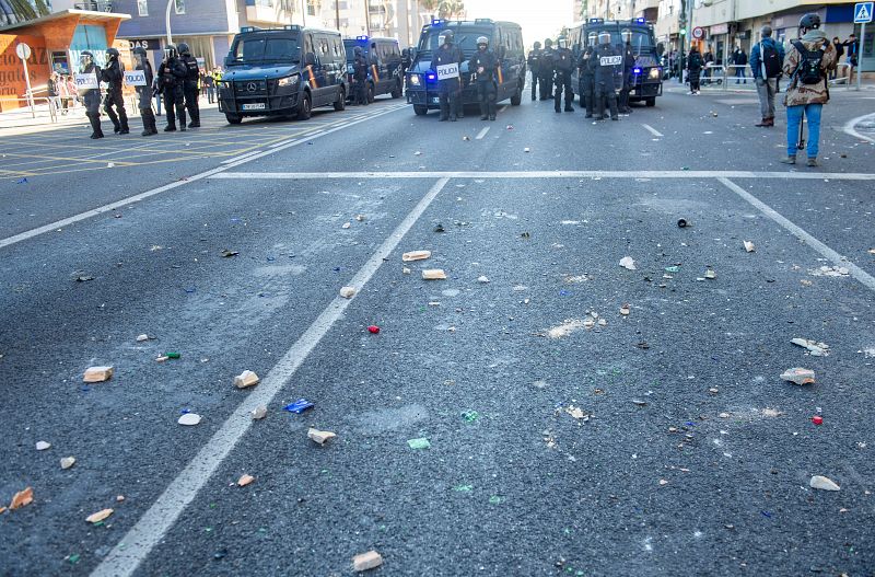 Agentes de la policía antidisturbios están en la calle durante una protesta de trabajadores metalúrgicos en huelga (Cádiz)