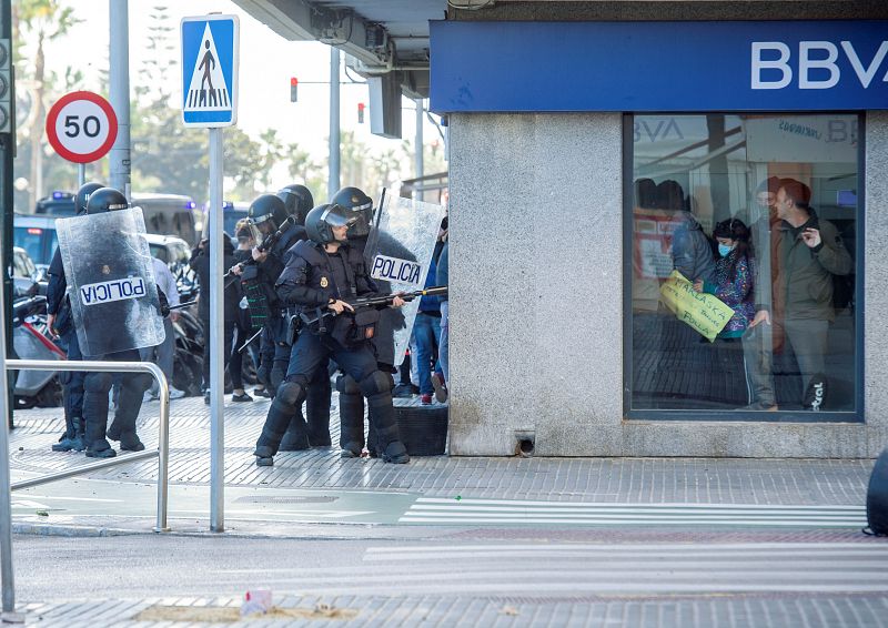 Agentes antidisturbios están en la calle durante una protesta de trabajadores metalúrgicos en huelga en Cádiz