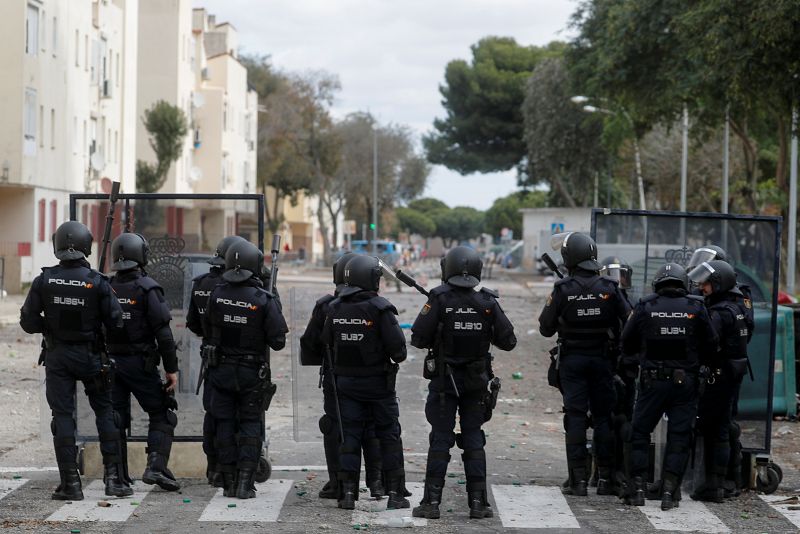 Policía antidisturbios en Puerto Real durante la novena jornada de la huelga del metal