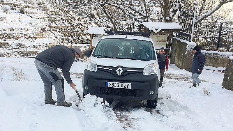 Vecino quitando la nieve en Ares del Maestre (Castellón)