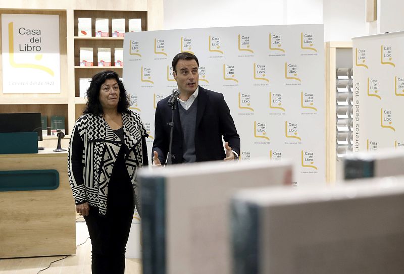 Almudena Grandes y el director general de la Casa del Libro, Javier Arrévola, durante la apertura a medios de comunicación, tras diez meses de reforma, de la Casa del Libro de la Gran Vía madrileña