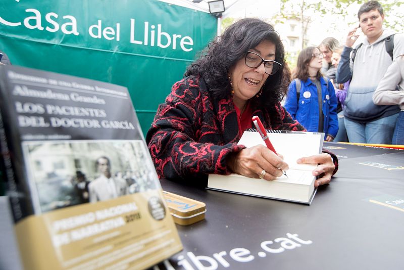 Almudena Grandes firma libros en uno de los muchos puestos de venta en Sant Jordi, Barcelona