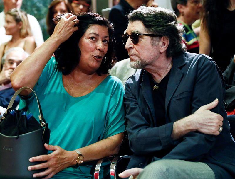 Almudena Grandes y Joaquín Sabina durante el acto de toma de posesión del nuevo director del Instituto Cervantes, Luis García Montero