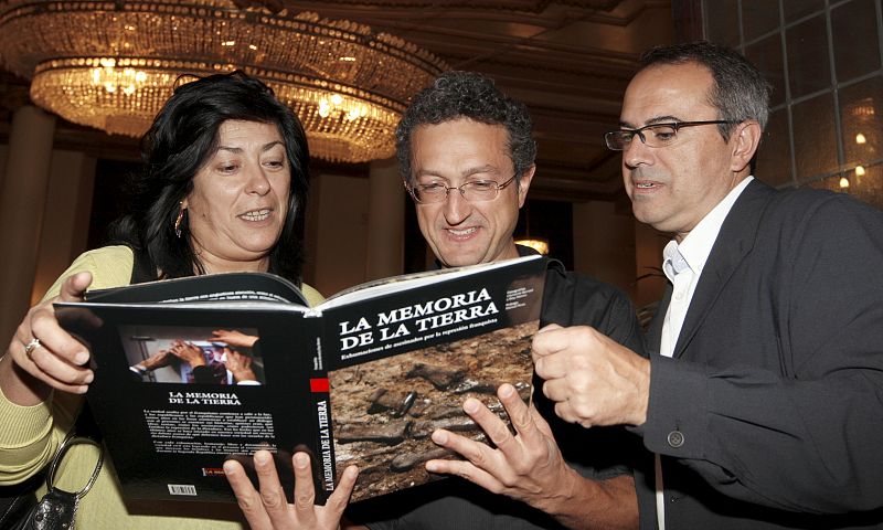 Los fotógrafos Eloy Alonso González (derecha) y Clemente Bernard acompañados por Almudena Grandes, durante la presentación de su libro de fotografía La memoria de la tierra en en el Círculo de Bellas Artes de Madrid
