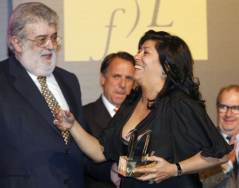 Almudena Grandes bromea con José Manuel Lara tras recibir el VII Premio de Novela Fundación José Manuel Lara por 'El corazón helado'