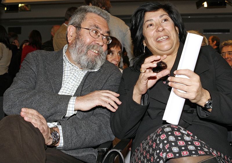 El secretario general de UGT, Cándido Méndez, conversa con Almudena Grandes momentos antes de presentar, en el Círculo de Bellas Artes de Madrid, el informe 2004-2008: una legislatura de diálogo social
