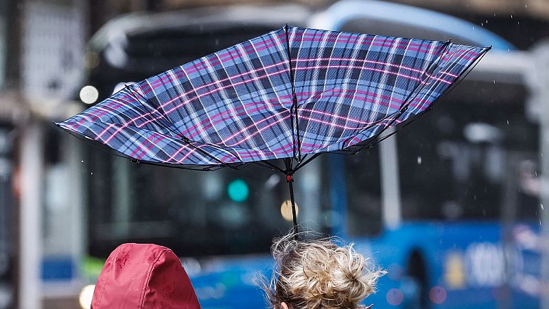 Paragüas en plena racha de viento