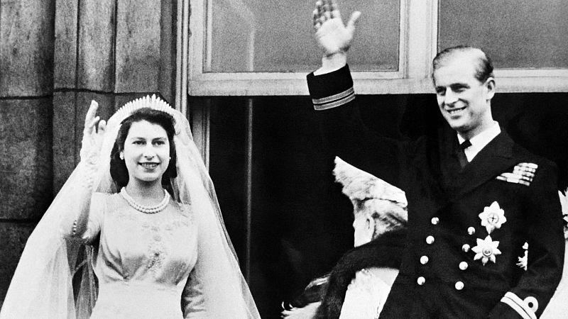 Isabel II y Felipe de Edimburgo saludan el día de su boda, 7 de noviembre de 1947.