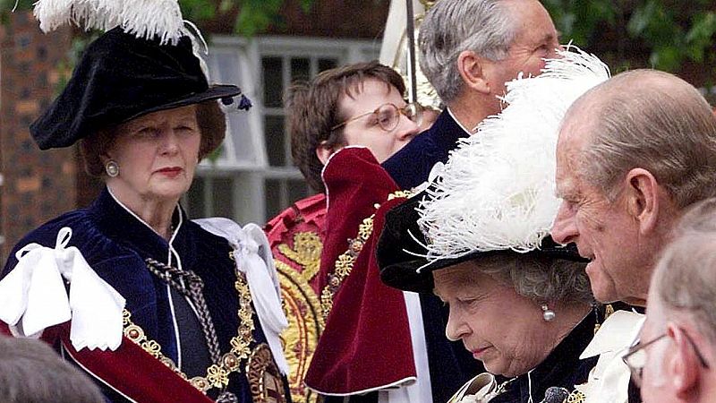 Isabel II y Felipe de Edimburgo pasan frente a Margaret Thather durante una ceremonia en 1999.