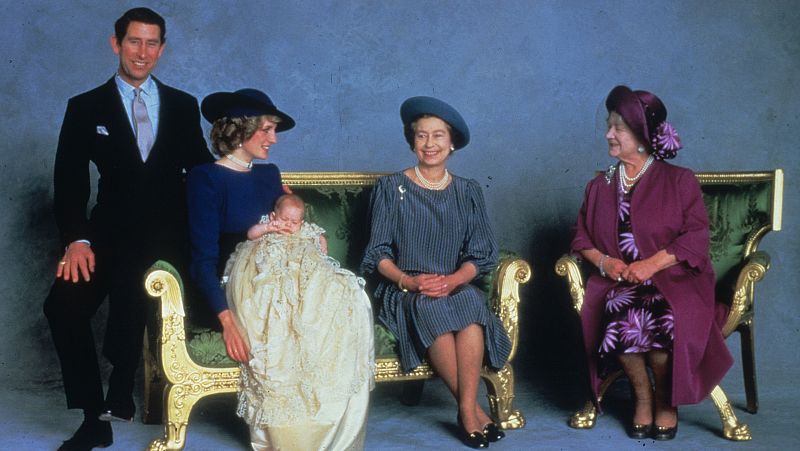 Carlos de Inglaterra, Diana de Gales -con su hijo Enrique en brazos-, Isabel II y la reina madre, en una imagen de 1982.