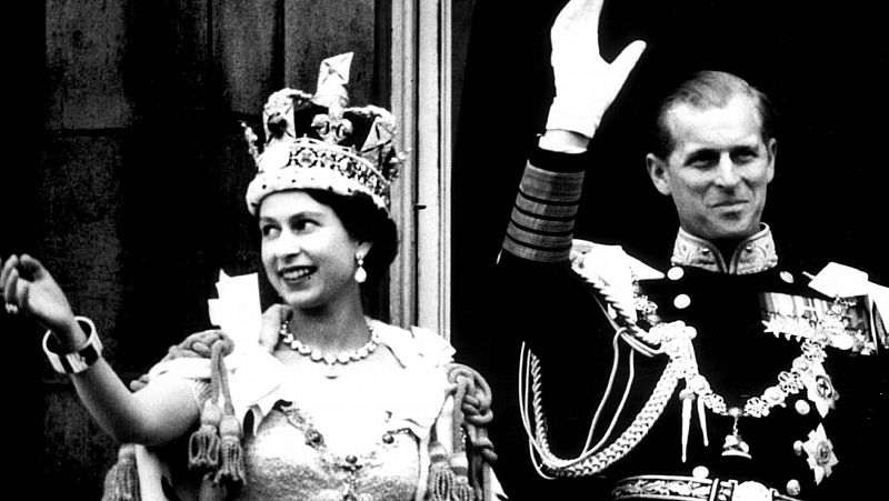 Isabel II y Felipe de Edimburgo saludan tras la coronación de la reina, en 1953.