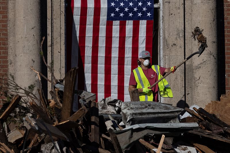 Un trabajador se afana en las tareas de desescombro