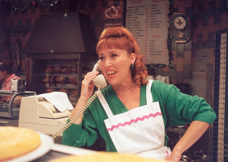 Verónica Forqué hablando por teléfono. 