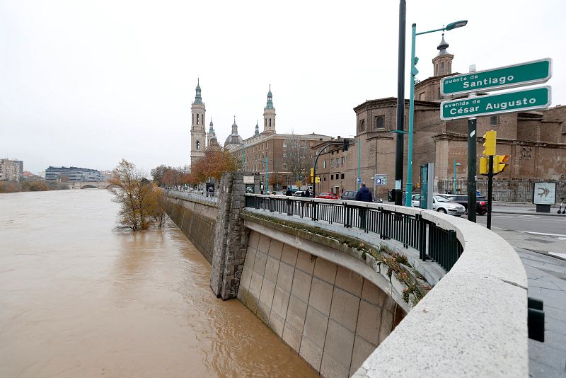 Crecida del Ebro a su paso por Zaragoza