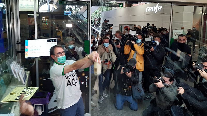 Javier García descorcha una botella ante los reporteros gráficos