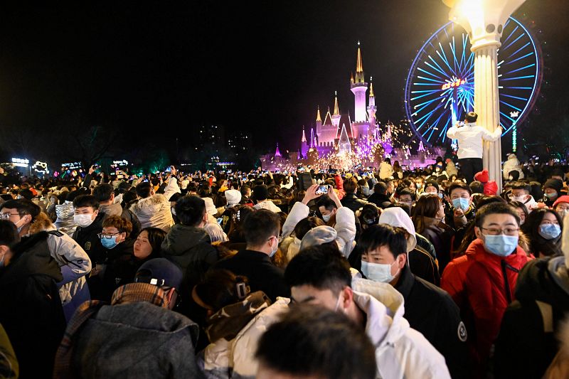 Gente con mascarillas celebra el año nuevo en un parque de Pekín, China