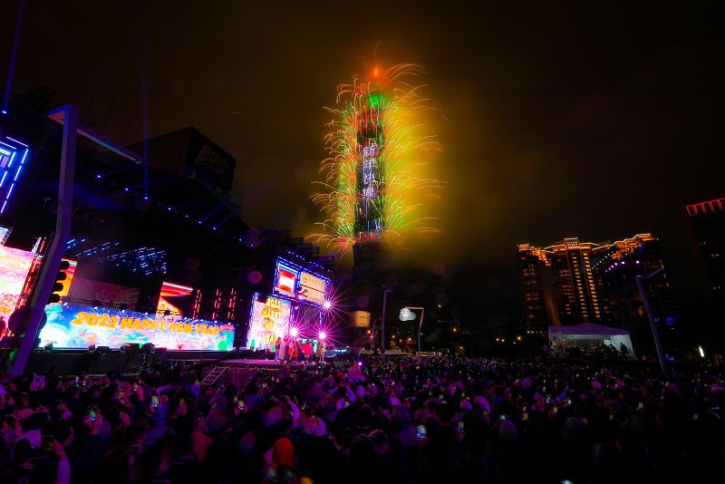 Juego de luces y fuegos artificiales en Taipei, Taiwan