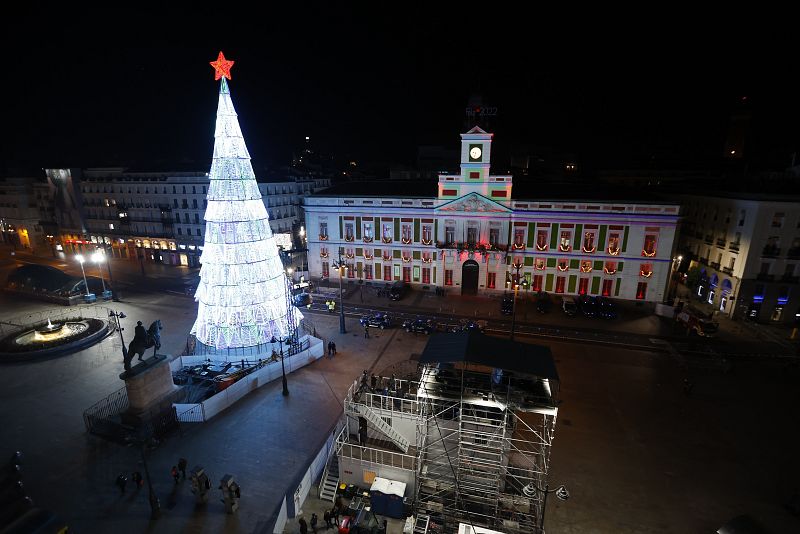 Fotografía de la plaza de Sol en el momento previo a las campanadas de Nochevieja