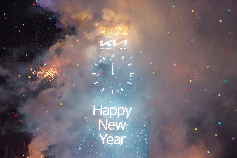 Estallido de color en el reloj de la plaza de Times Square (Nueva York) nada más dar las campanadas de Nochevieja