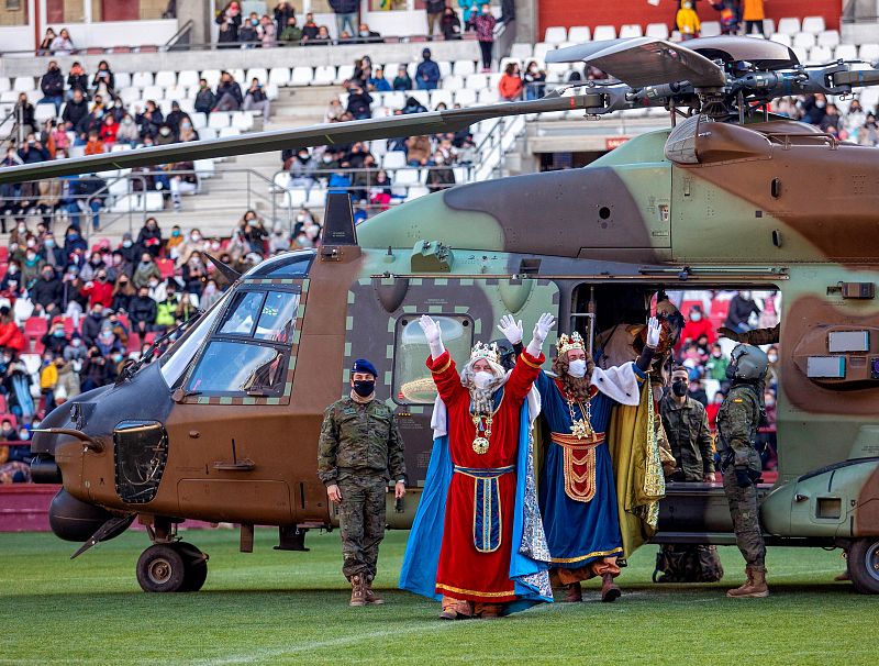 Miles de niños reciben a los Reyes Magos a su llegada en helicóptero a Las Gaunas