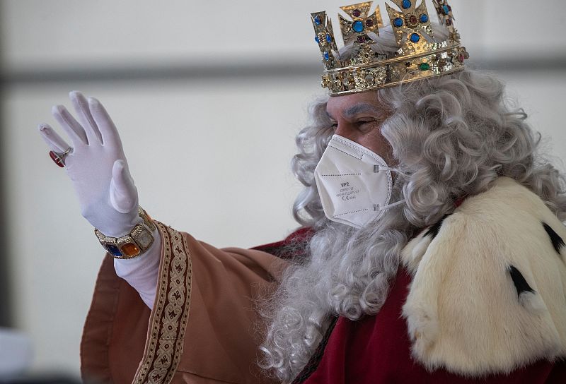 El rey Melchor saluda desde la cabalgata estática de Lugo