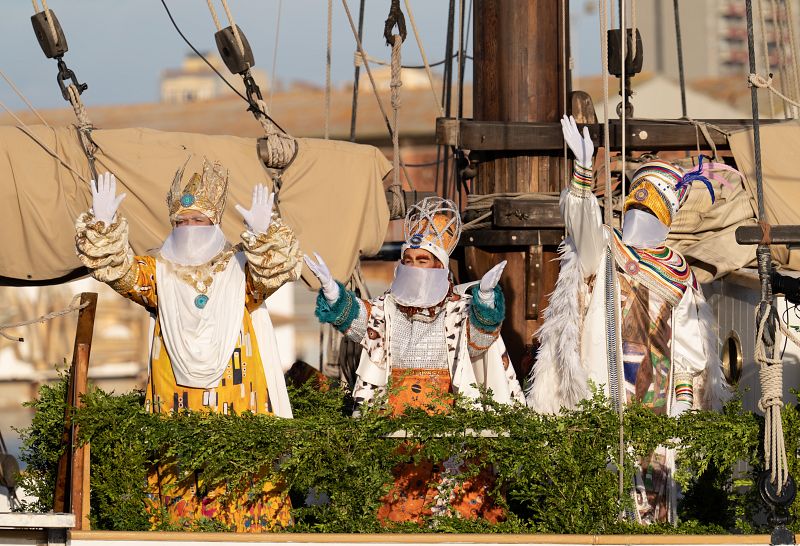 Los Reyes Magos llegan a Barcelona con mascarilla por la medidas de protección ante la COVID