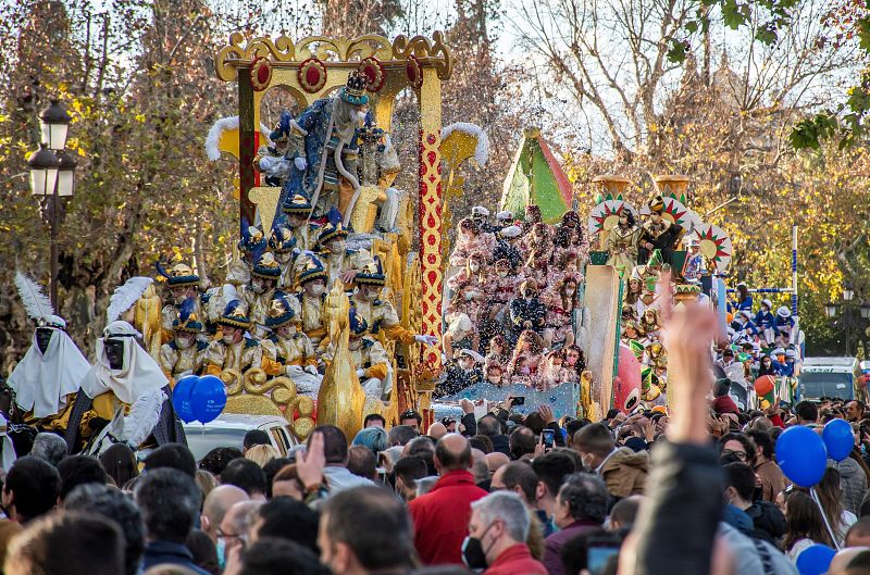 La cabalgata de los Reyes Magos llena las calles de Sevilla