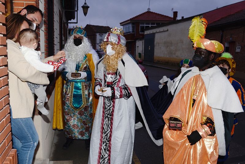 Los Reyes Magos acuden a las casas de familias confinadas por el covid en Viana de Cega