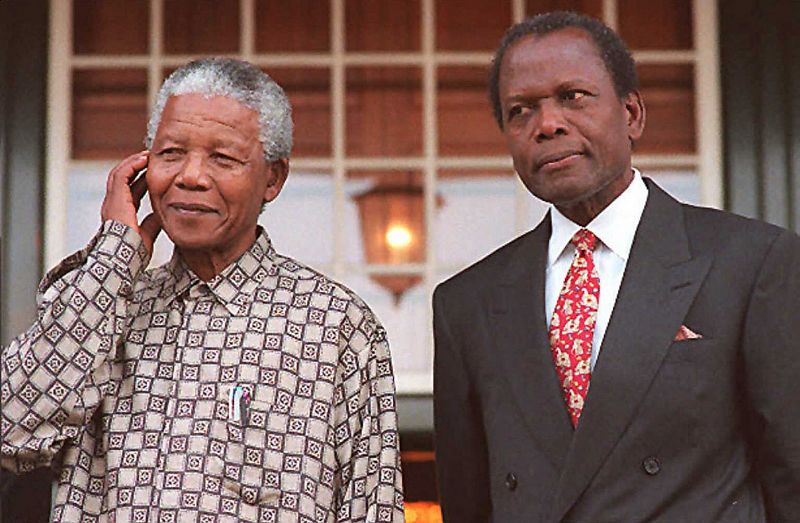 Nelson Mandela y Sidney Poitier en Ciudad del Cabo (16/05/1996)