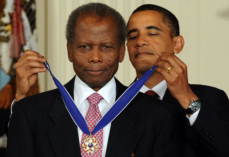 El presidente de Estados Unidos, Barack Obama, entrega la Presidential Medal of Freedom a Sidney Poitier (12/08/2009)