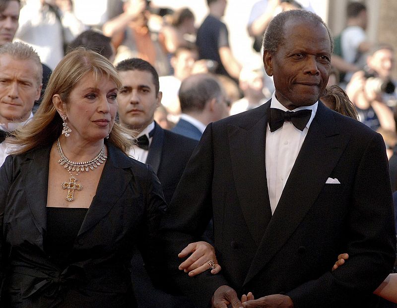 Sidney Poitier y su esposa, Joanna Shimkus, llegan al Palacio de Festivales en la 59 edición de la muestra cinematográfica en Cannes, Francia (17/05/06)