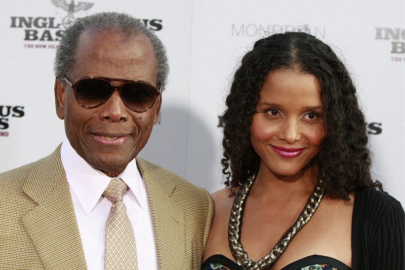 Sidney Poitier posa junto a su hija, Sydney Poitier, a su llegada al preestreno de Malditos Bastardos, de Quentin Tarantino, en Hollywood, Los Ángeles (11/08/2009)